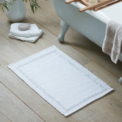 White on sale bath rug