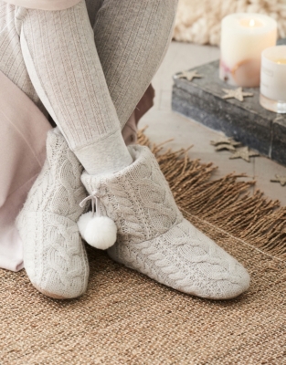 Pom pom 2025 slipper boots