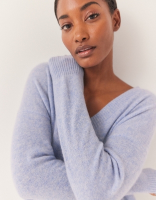 Cashmere V-Neck Jumper - Pastel Blue