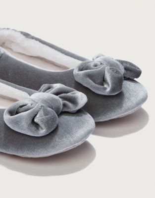 white company velvet bow slippers
