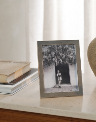 Classic Grey Textured Photo Frame – 5x7”
