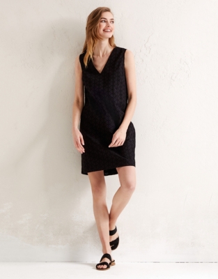 black v neck shift dress