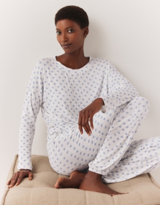 https://whitecompany.scene7.com/is/image/whitecompany/Dandelion-Print-Tie-Hem-Pajama-Set/A08466_SP24_21_P_S?$M_PLP_160x265$