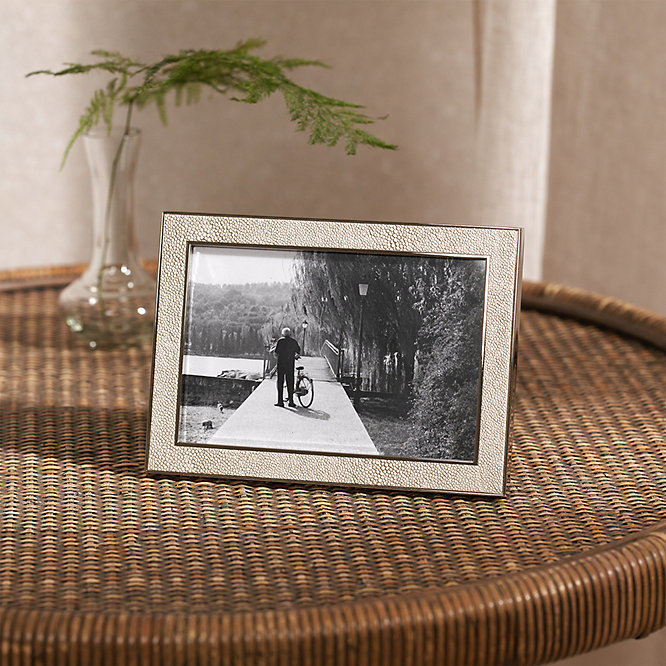 https://whitecompany.scene7.com/is/image/whitecompany/Faux-Shagreen-Picture-Frame---4x6-/A08127_XS23_22_F?$M_S_PDP$