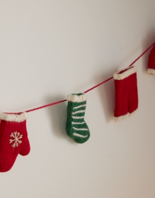 Felt Santa’s Laundry Garland