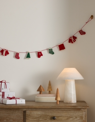 Felt Santa’s Laundry Garland