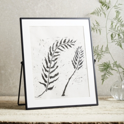 https://whitecompany.scene7.com/is/image/whitecompany/Fine-Black-Easel-Frame---8x10-/MFHLA_90_MAIN?$D_PDP_412x412$