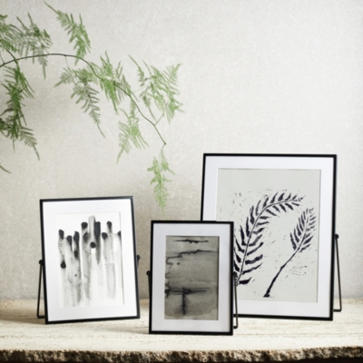 https://whitecompany.scene7.com/is/image/whitecompany/Fine-Black-Easel-Frame-4x6-/MFHSM_90_MAIN_B?$M_S_PDP$