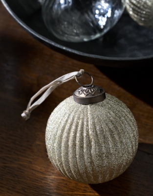 Glitter Ribbed Bauble – 8cm