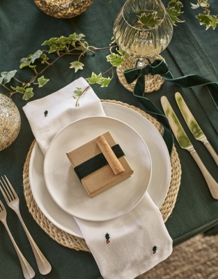 Holly Napkins – Set of 4