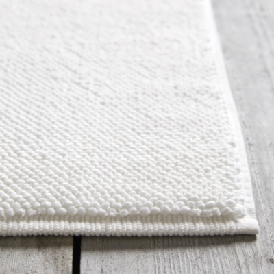 white fluffy bath mat