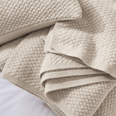 Manon Throw