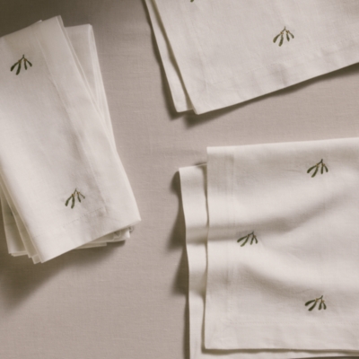 Mistletoe Embroidered Napkins – Set of 4