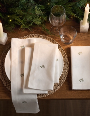 Mistletoe Embroidered Napkins – Set of 4