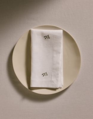 Mistletoe Embroidered Napkins – Set of 4