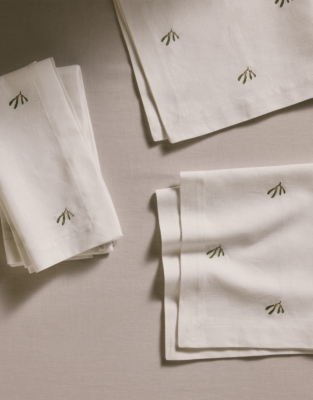 Mistletoe Embroidered Napkins – Set of 4