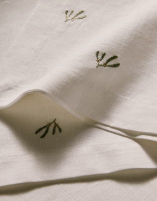 Mistletoe Embroidered Napkins – Set of 4