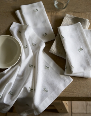 Mistletoe Embroidered Napkins – Set of 4
