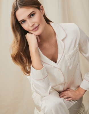 Silk pajamas white discount company