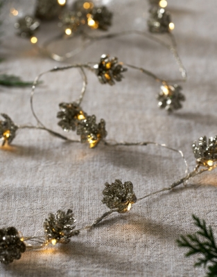 Pre Lit Fir Cone Garland – 30 Bulbs