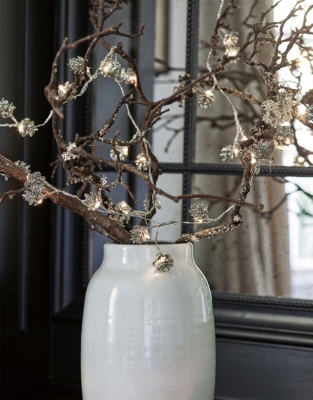 Pre Lit Fir Cone Garland – 30 Bulbs