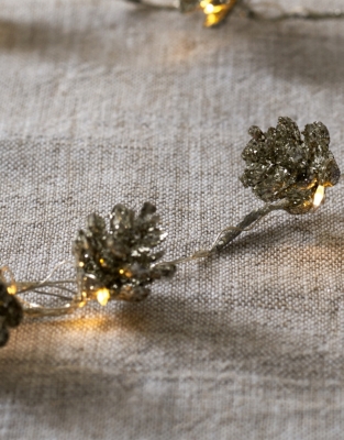 Pre Lit Fir Cone Garland – 30 Bulbs