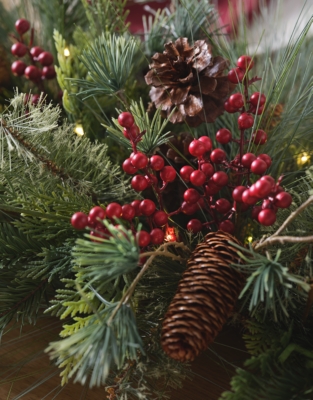 Pre-Lit Red Berry Centrepiece Garland – 250cm