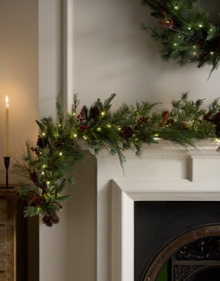 Pre-Lit Red Berry Garland – 250cm