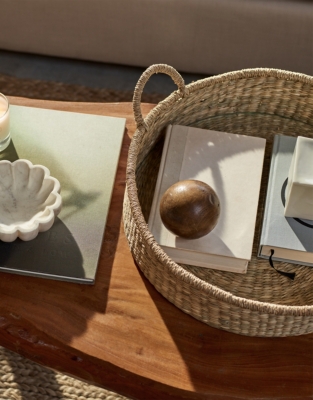 Round Seagrass Tray with Glass Base