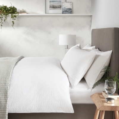 https://whitecompany.scene7.com/is/image/whitecompany/Seersucker-Stripe-Bed-Linen-Collection/DEVONSS01_15_T?$M_PLP_368x368$