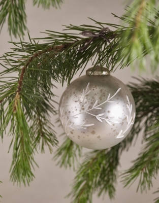Silver Etched Leaf Bauble – 10cm
