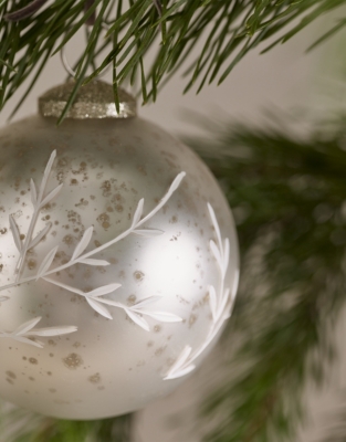 Silver Etched Leaf Bauble – 10cm