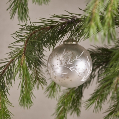 https://whitecompany.scene7.com/is/image/whitecompany/Silver-Etched-Leaf-Bauble---10cm/A06061_XS23_99_F?$M_PDP_135x135$