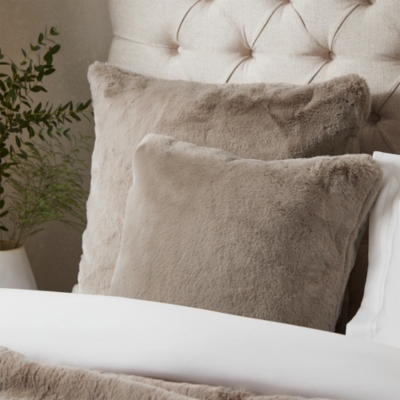 https://whitecompany.scene7.com/is/image/whitecompany/Super-Soft-Faux-Fur-Throw---Cushion-Cover-Collection/SSOFTFAUXFUR01_AU22_44_PF?$M_S_PDP_C$