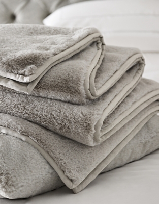 Super Soft Faux Fur Throw