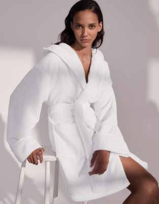 Short white shop dressing gown