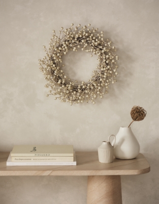 White Berry Pre-Lit Wreath – 40cm
