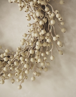 White Berry Pre-Lit Wreath – 40cm